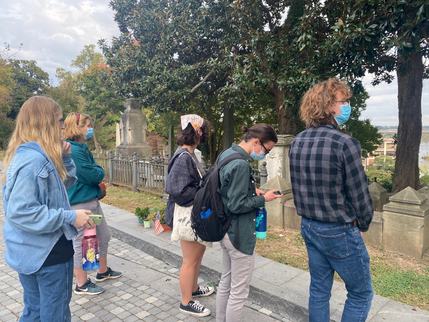 history now students on a tour of hollywood cemetery